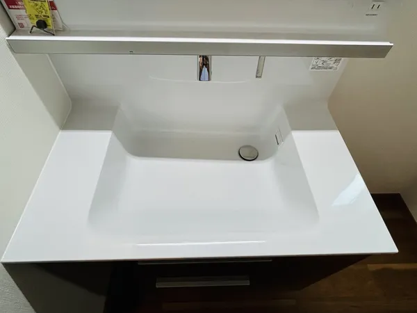 広々とした洗面台は、毎日の身支度や手洗いが快適にできる印象です。