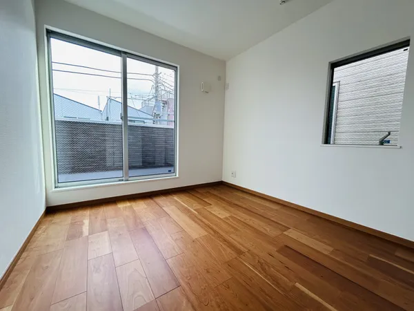 南向きの大きな窓と西側の窓で、明るい日差しが差し込む洋室です。