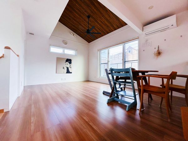 足立区古千谷本町4丁目戸建 リビング