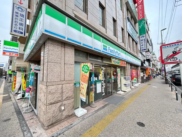 周辺施設：ファミリーマート 足立綾瀬西口店
