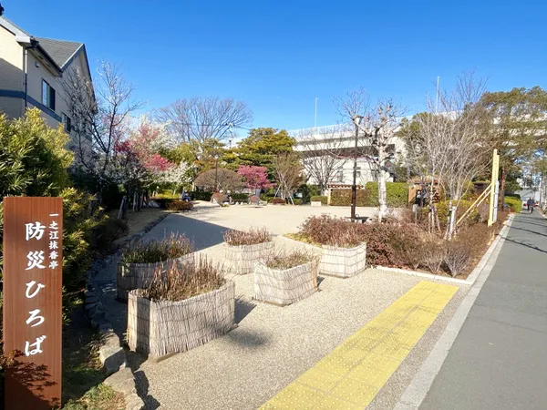 前面道路含む外観