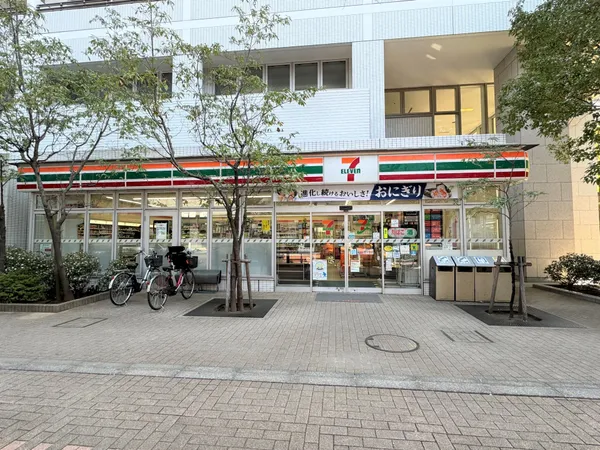 徒歩4分。徒歩1分