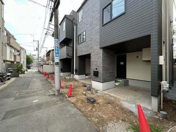 豊島区池袋1丁目新築戸建 前面道路含む外観 豊島区池袋1丁目新築戸建 前面道路含む外観