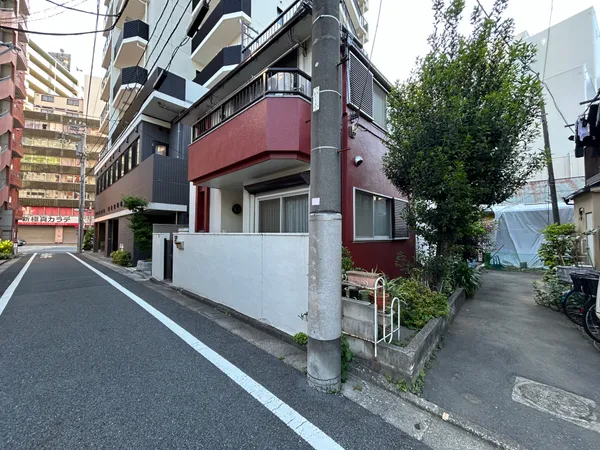 前面道路を含む外観