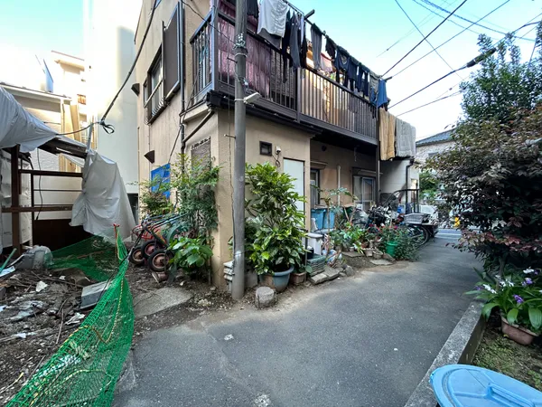 前面道路を含む外観