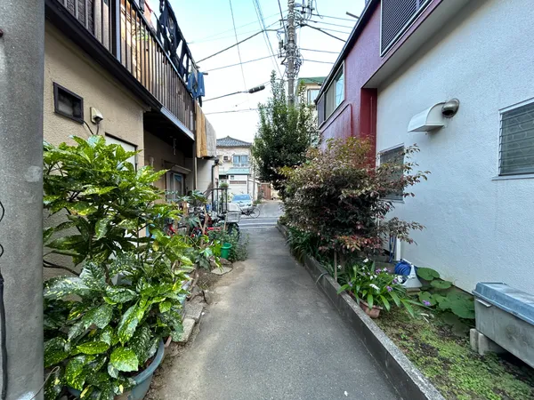 前面道路を含む外観