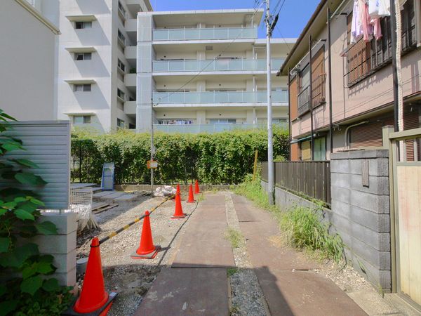 北区西ケ原1丁目 借地権付新築戸建 前面道路含む外観