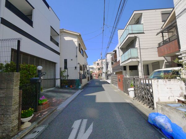 本駒込5丁目中古戸建 前面道路含む外観 本駒込5丁目中古戸建 前面道路含む外観