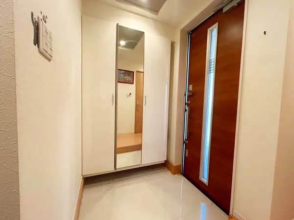 玄関にはたっぷり収納できる下駄箱がございます。全身鏡でお出かけ前の身だしなみのチェックが可能です。