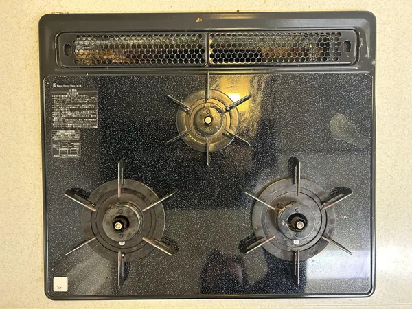 コンロは3口仕様で、グリルを含む計4ヶ所で同時調理が可能です。