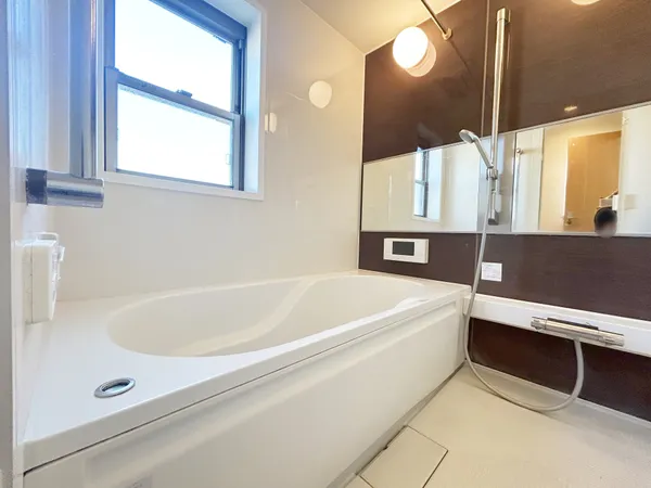 1616サイズの広々とした浴室で、日々の疲れをゆったりと癒していただけます。窓もついておりカビ対策にもなります。