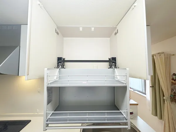 キッチン上部には可動式の収納棚がございます。お皿や鍋類、調味料、保存がきくストック用品なども、すっきり収納できます。