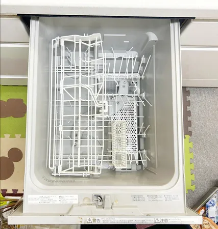 家事をサポートしてくれる、食器洗乾燥機搭載のシステムキッチン。