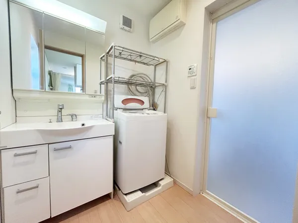 三面鏡付き洗面化粧台です。三面鏡は角度調整ができ、多方向から身だしなみチェックを行えます。