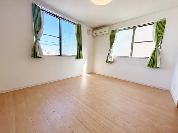 衣類や寝具など、たっぷりと収納できるクローゼットが備わっています。住空間を広く使うことができるため、お部屋作りの選択肢が増えそうです。