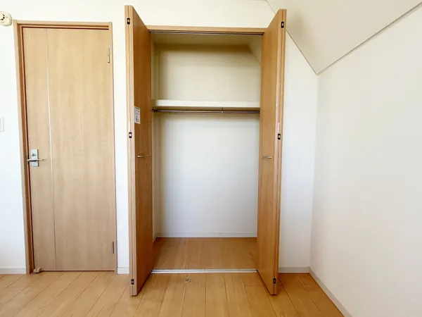 上下2段に分かれたクローゼットは空間を有効活用できます♪衣類や季節家電、使用頻度の低い旅行用品などが収納できそうですね。