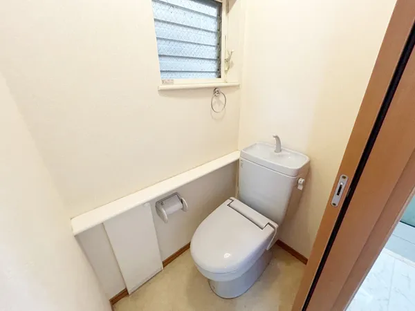 換気用に窓が設置されております