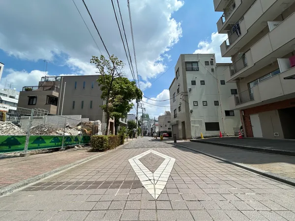 前面道路を含む外観