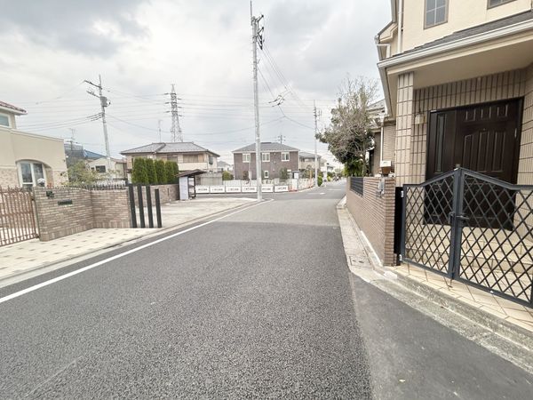 前面道路含む外観