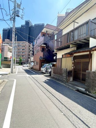 北区志茂5丁目古家付土地 前面道路含む外観