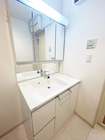 三面鏡裏は収納もございます