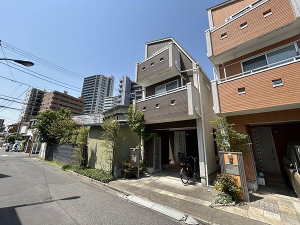 北区岩淵町 戸建 前面道路含む外観 北区岩淵町 戸建 前面道路含む外観