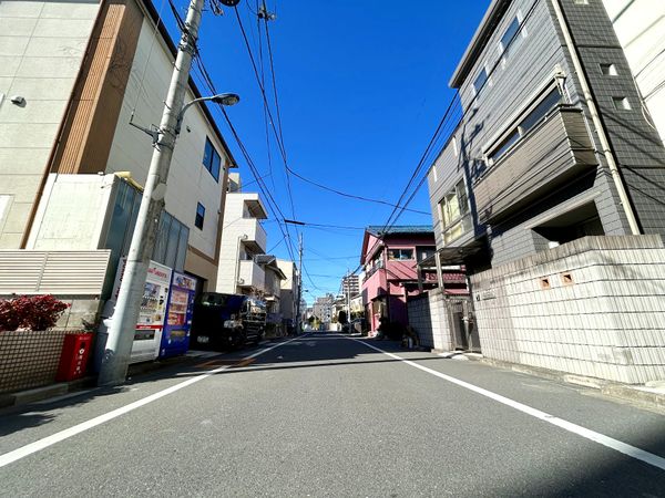 北区赤羽2丁目 借地権戸建 前面道路含む外観 北区赤羽2丁目 借地権戸建 前面道路含む外観