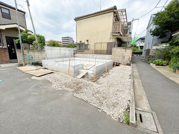 北区豊島2丁目 借地権付新築戸建 前面道路含む外観 北区豊島2丁目 借地権付新築戸建 前面道路含む外観