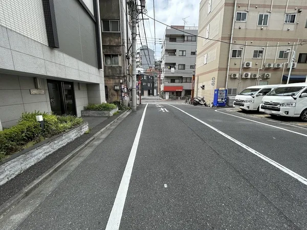 北東側前面道路