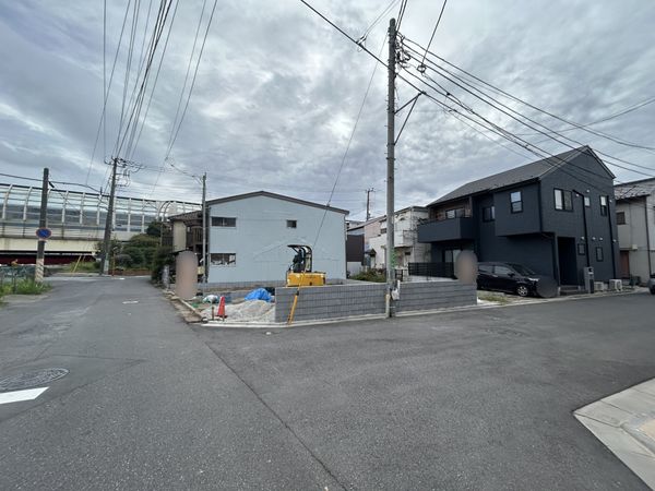船橋市南本町 新築戸建 1号棟 前面道路含む外観 船橋市南本町 新築戸建 1号棟 前面道路含む外観