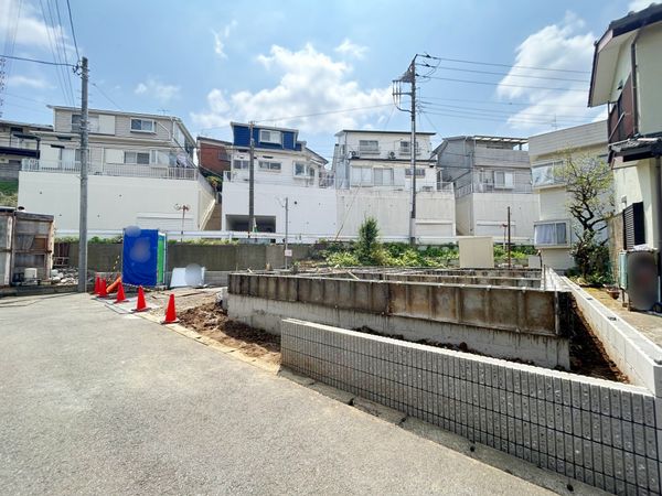 船橋市市場4丁目 新築戸建 前面道路含む外観 船橋市市場4丁目 新築戸建 前面道路含む外観