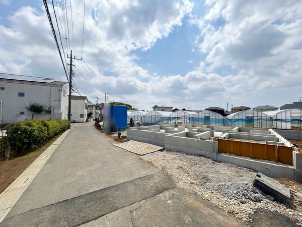 船橋市前貝塚町 新築戸建 2号棟 前面道路含む外観 船橋市前貝塚町 新築戸建 2号棟 前面道路含む外観