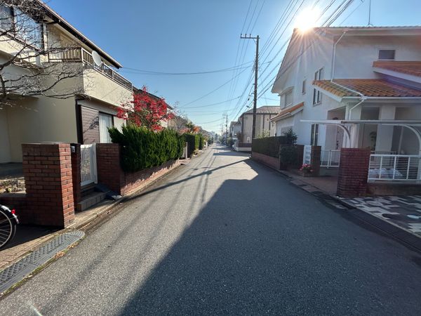 美浜4丁目 古家付き土地 前面道路含む外観 美浜4丁目 古家付き土地 前面道路含む外観