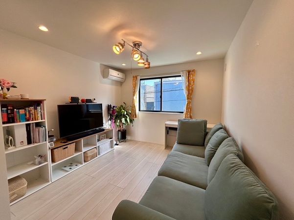 市川市真間2丁目戸建 リビング