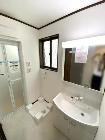 洗面所には窓があるので、自然換気が可能で、湿気対策としても効果的です。