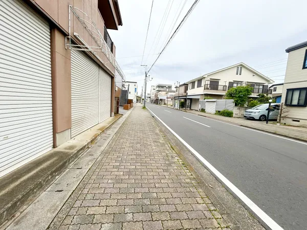歩道付きの南東側前面道路は幅員約11.9ｍのため日当り良好です※令和７年５月撮影