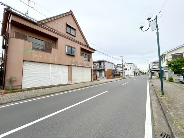 歩道付きの南東側前面道路は幅員約11.9ｍのため日当り良好です※令和７年５月撮影