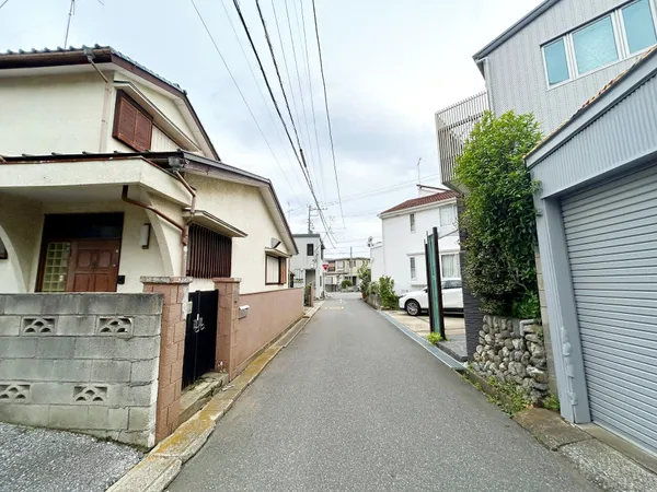 北西側前面道路の様子。ライフラインは北西側より引込みとなります※令和７年５月撮影