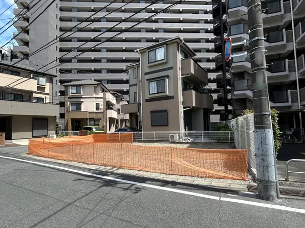 松戸駅徒歩７分の商業地域エリアで建築条件付売地ではございません。