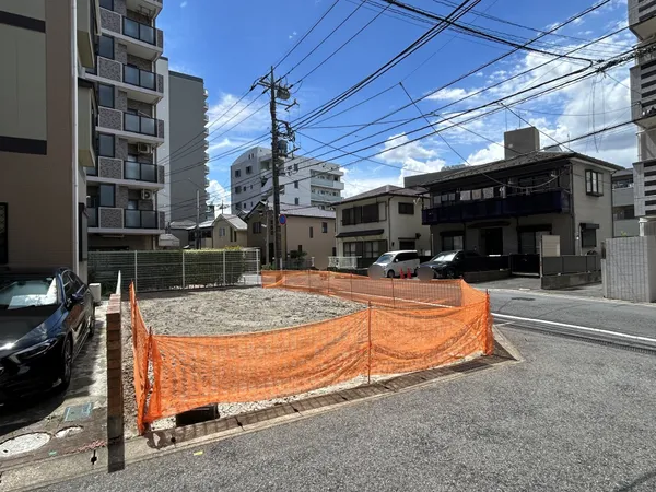 松戸駅徒歩７分の商業地域エリアで建築条件付売地ではございません。