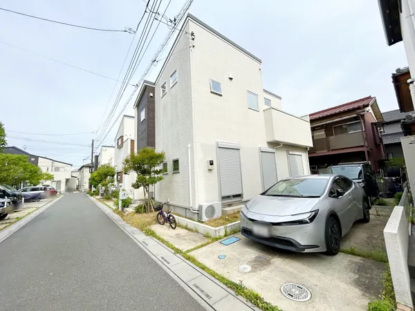 【外観】２階リビングになっております。リビング上部は勾配天井。