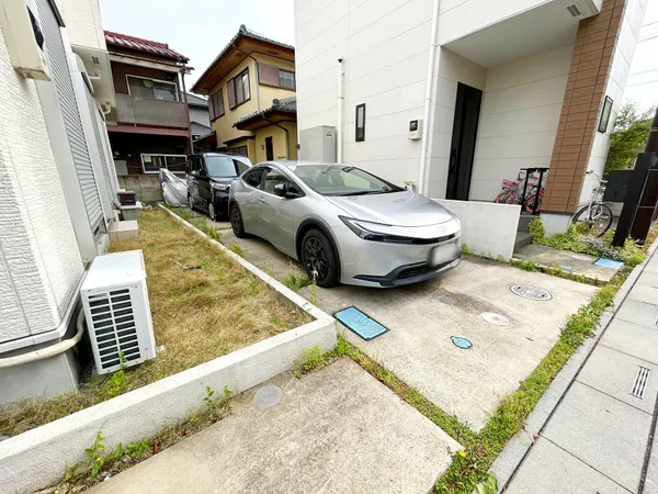 【駐車場】本物件建物から駐車場端までは約４．３ｍ。