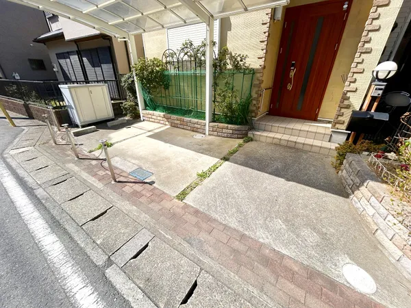 大切な愛車を守る駐車スペース。洗車も出来る余裕のあるスペースには、もちろん自転車の駐輪も可能！夏にはビニールプールを広げて、お子様と楽しむのもいいかも！