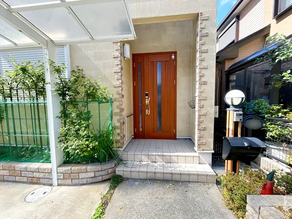 上質感漂う玄関へのアプローチ。居住者の帰り、訪れる方を優しく迎える・安らぎに満ちた生活空間を予感させる。健やかな暮らしを楽しめそう