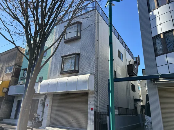 鉄骨造３階建ての店舗付住宅です