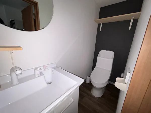 手洗い付きトイレを備えています。来店客・スタッフともに使いやすく、衛生面に配慮した安心の設備が整っています