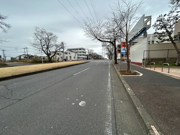 店舗入口側前面道路。