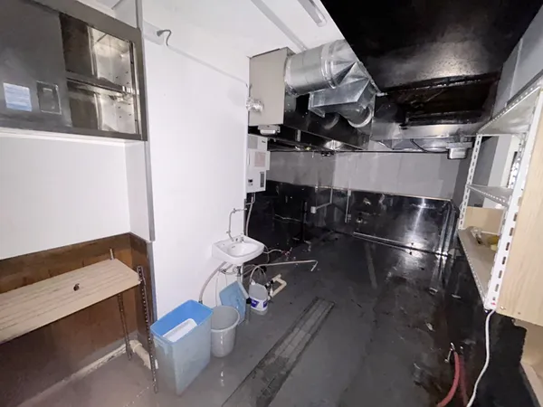 飲食店利用可能な店舗で、基本的な厨房設備が備わっています（業務用コンロ、流し台等は別途設置要）。