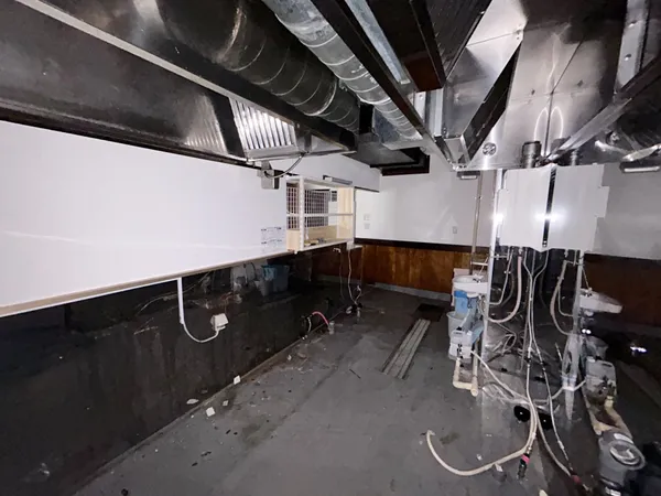 飲食店利用可能な店舗で、既に厨房設備が整っているためスムーズに営業開始できます（業務用コンロ、流し台等は別途設置要）。立地を生かした集客が期待できる物件です。