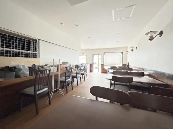 店内にカウンターが設置されており、スムーズな接客導線と効率的なオペレーションを実現。飲食店・サービス店ともに使いやすい造作が魅力です。